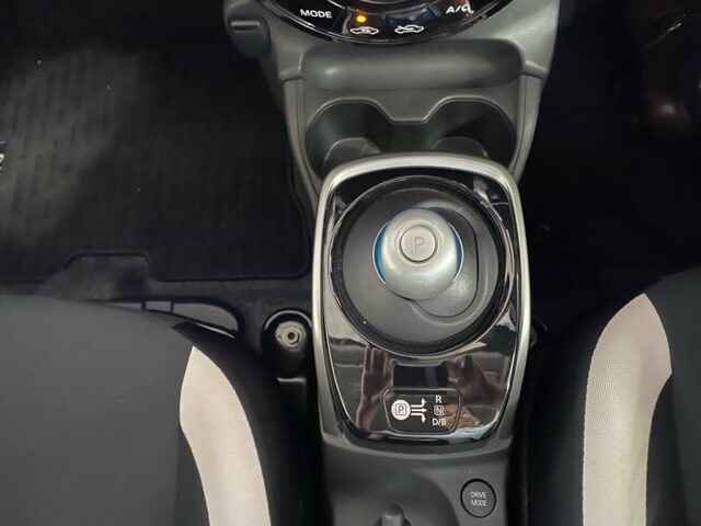 NISSAN NOTE interior