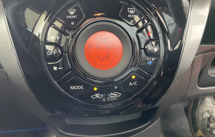 NISSAN NOTE interior